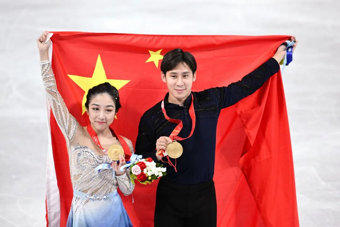 　2月19日，中国选手隋文静（左）韩聪在奖牌颁发仪式后。新华社记者 鞠焕宗 摄