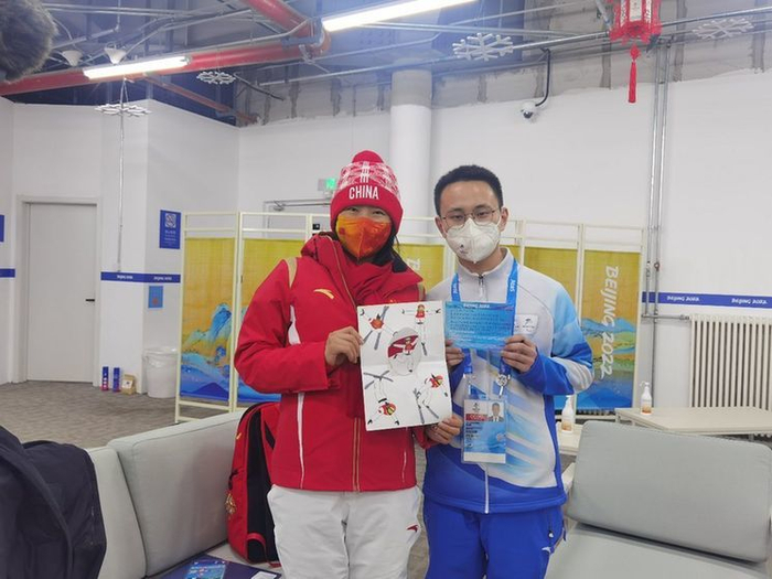 徐梦桃收到志愿者的贺卡 图片来源：张家口颁奖广场