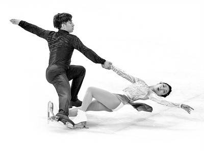 2月19日，中国选手隋文静/韩聪夺得花样滑冰双人滑冠军。光明日报记者 郭红松摄