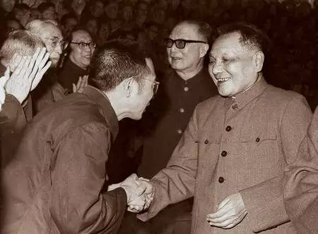 全国科学大会后，邓小平接见会议代表