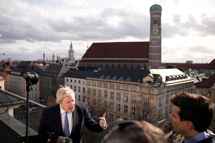 2月19日，约翰逊在德国慕尼黑举行的慕尼黑安全会议上接受采访 图源：路透社