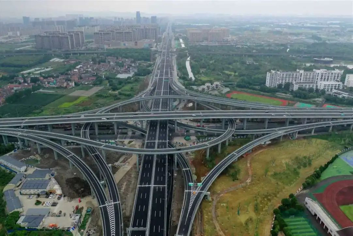 竣工后的世纪大道快速路。市住建局供图