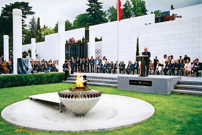 1993年，国际奥委会主席萨马兰奇在瑞士洛桑的奥林匹克博物馆新馆开幕式上致辞。