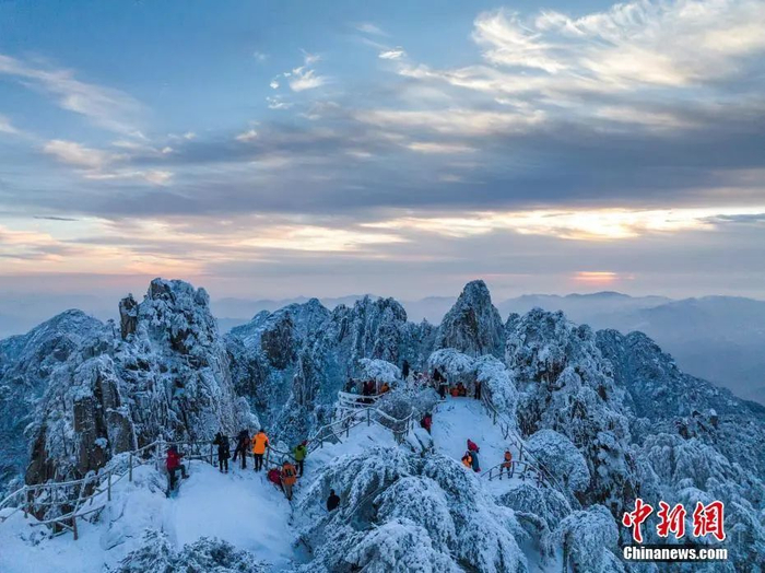 2022年2月20日，安徽黄山，被白雪覆盖的黄山景色壮丽。图片来源：视觉中国