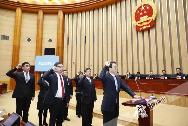 重庆市五届人大常委会第三十二次会议宪法宣誓现场（图片来源：华龙网）