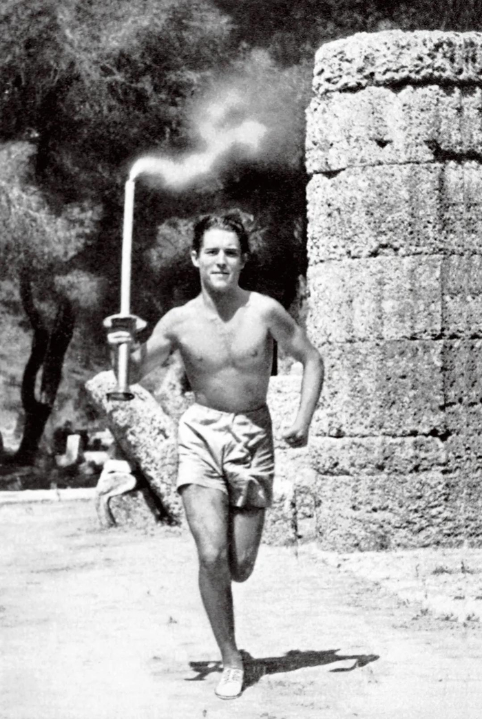 1936年，希腊人康斯坦丁成为火炬接力历史上的第一位火炬手。