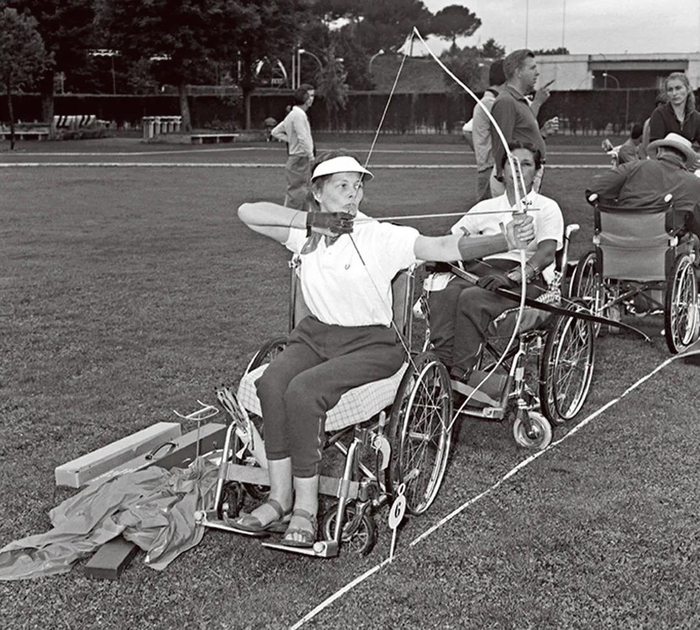 1960年，在罗马残奥会上，参加射箭比赛的凯萨琳正在瞄准目标。