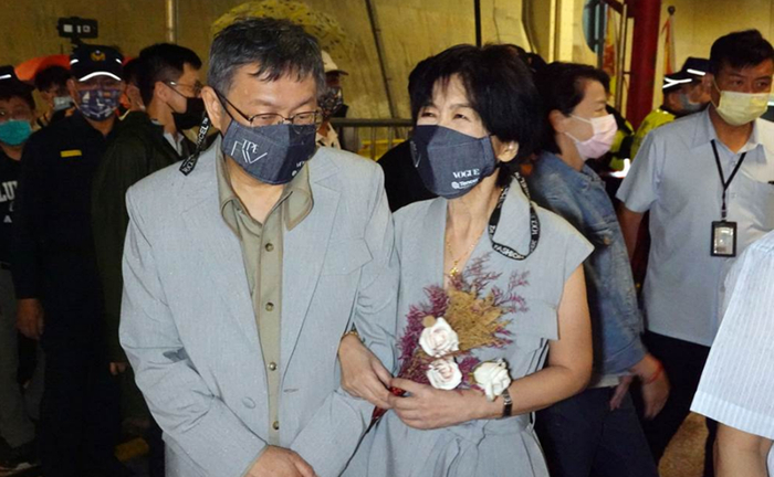 　柯文哲与妻子陈佩琪。（图片来自台媒）