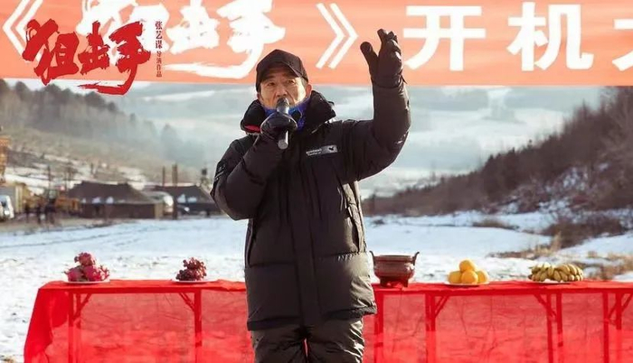 《狙击手》开机仪式上的张艺谋 图片来源：剧组供图