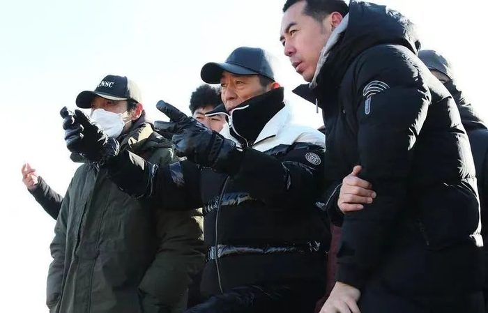 　片场上的张艺谋 图片来源：剧组供图