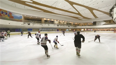     每周六冠军冰场都会举行一场草根冰球赛。  受访者供图