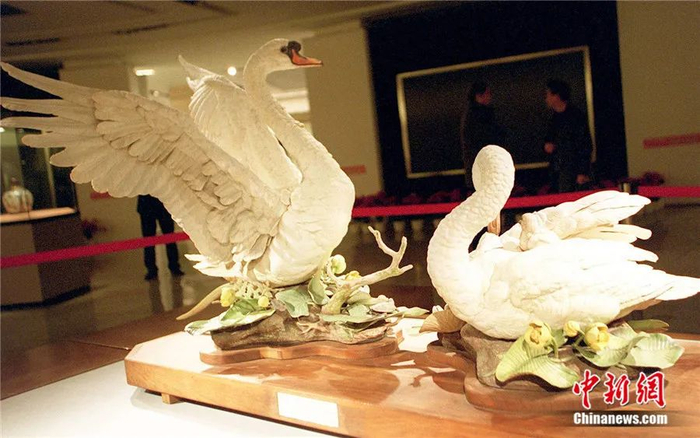 美国前总统尼克松1972年访华时赠送给毛泽东主席的瓷塑礼品。中新社发 郑萍萍 摄