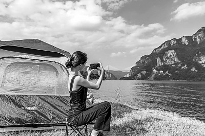 游客在贵州省黔西市景区露营。范晖摄/光明图片