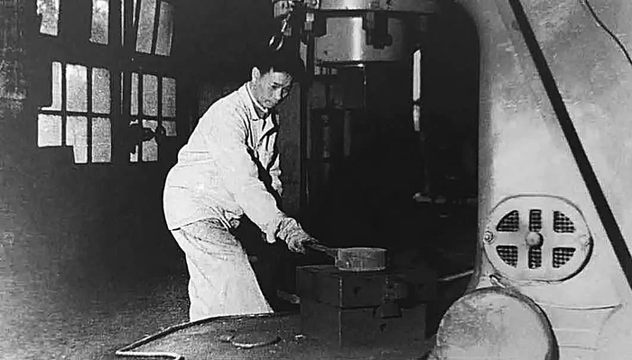 梁毛毛在车间打铁