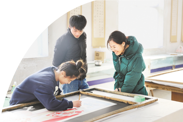     宁晋县河渠镇褚家庄村工笔画文化大院工坊内，画师李江梦和妻子正在指导学生作画。河北日报通讯员 赵一婕摄