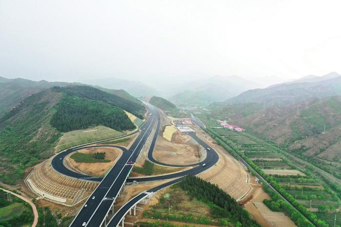 图为当时正在施工的延崇高速公路Z3合同段汤泉互通路面。