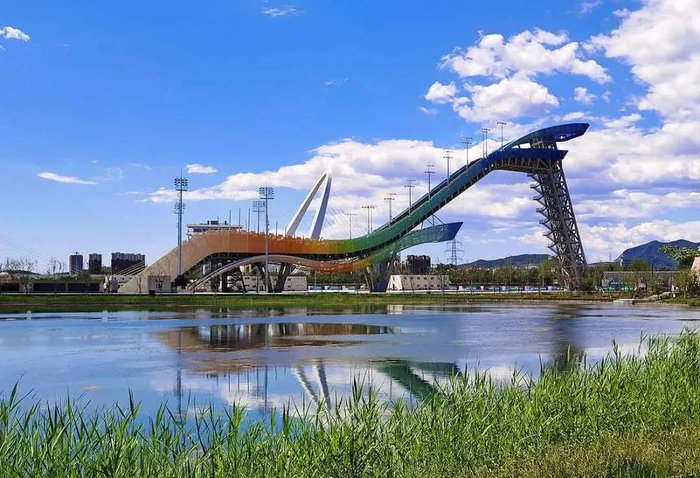 （首钢滑雪大跳台亦有“水晶鞋”之称）