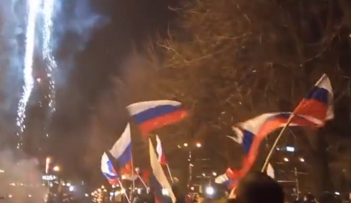 顿涅茨克民众庆祝现场