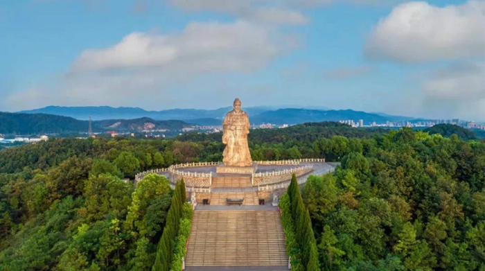 仲景宛西制药医圣山上的张仲景像
