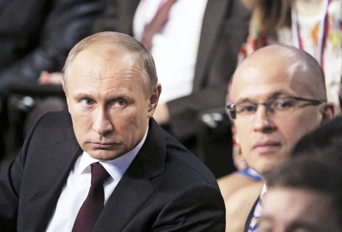 2014年4月24日，普京（左）参加圣彼得堡当地电视台的一档节目录制 