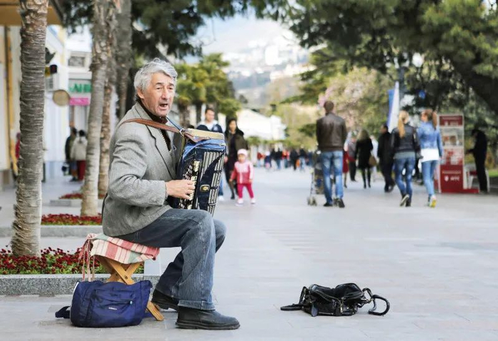 克里米亚雅尔塔市街头的手风琴演奏者 