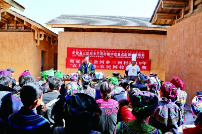 四川凉山昭觉县三岔河乡三河村易地搬迁后，县里工作人员到村里对村民进行厨师技能培训。&nbsp;王云摄/光明图片