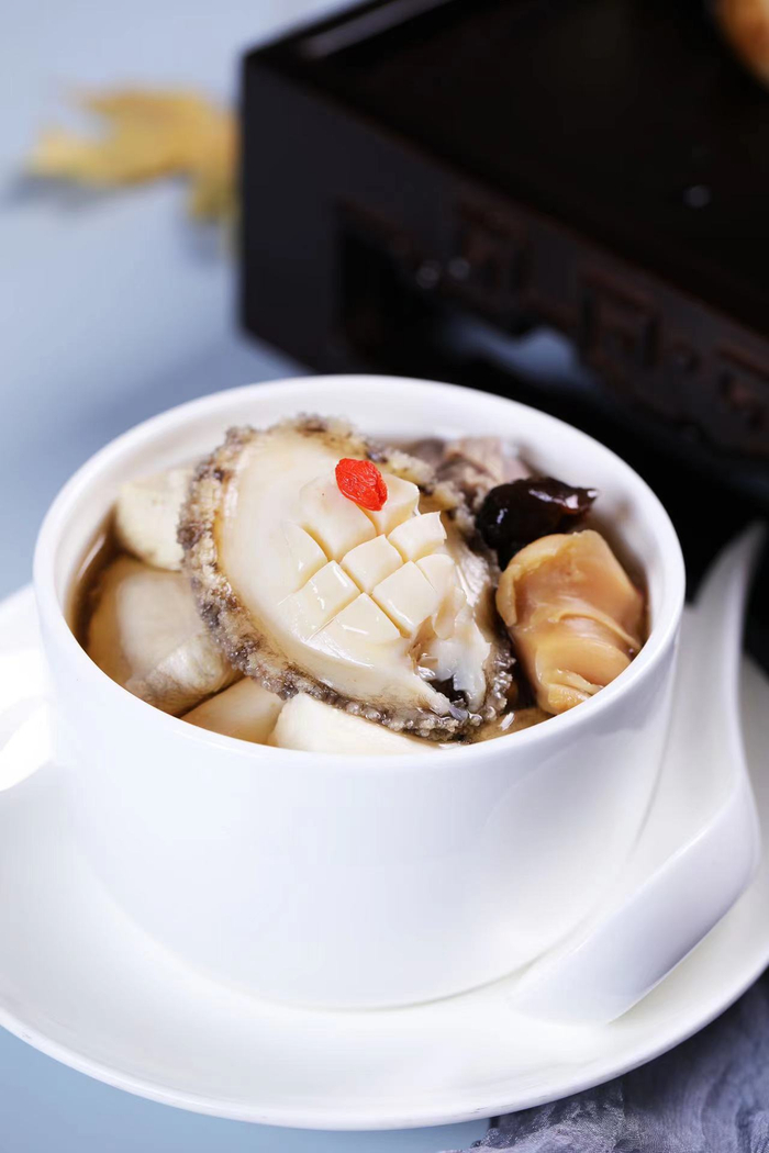 滑子菇山药响螺炖鲜鲍。