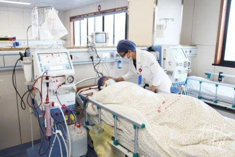 浙江省中山医院血液净化中心，患者正在透析 医院供图