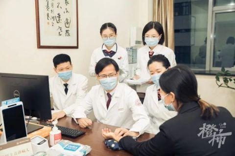 鲁科达副院长（前排左二）正在看诊 医院供图