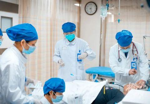 浙江省中山医院急诊医学科医护团队正在救治病人 医院供图