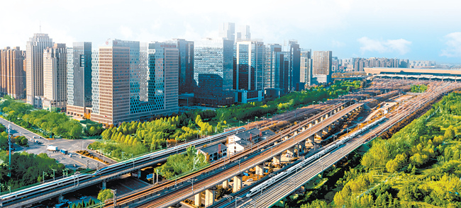 高铁列车从郑州东站附近纵横交错的高铁线路中穿过。河南日报资料图片