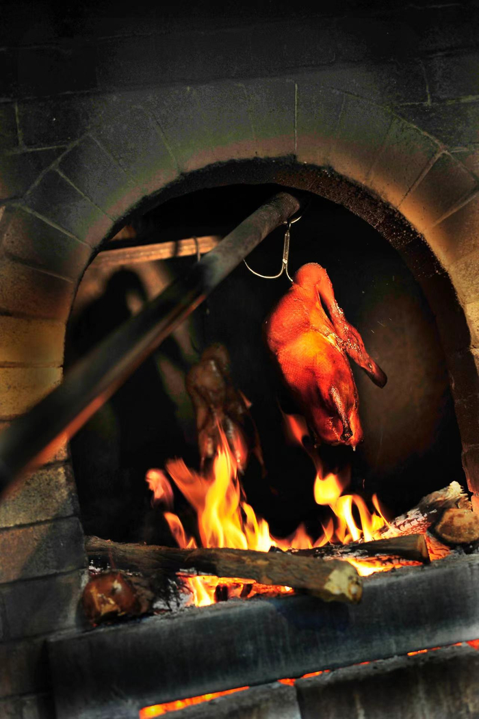 1949全鸭季的烤鸭选材和制作遵循古法。