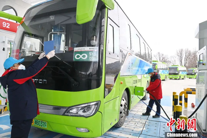 北京延庆一座油氢合建站员工在为冬奥赛事车辆加注绿色氢能。中新社发 胡庆明 摄