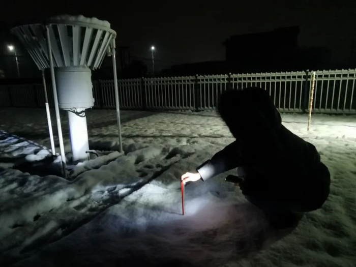 韶山市气象观测人员加密观测 图：张美丽