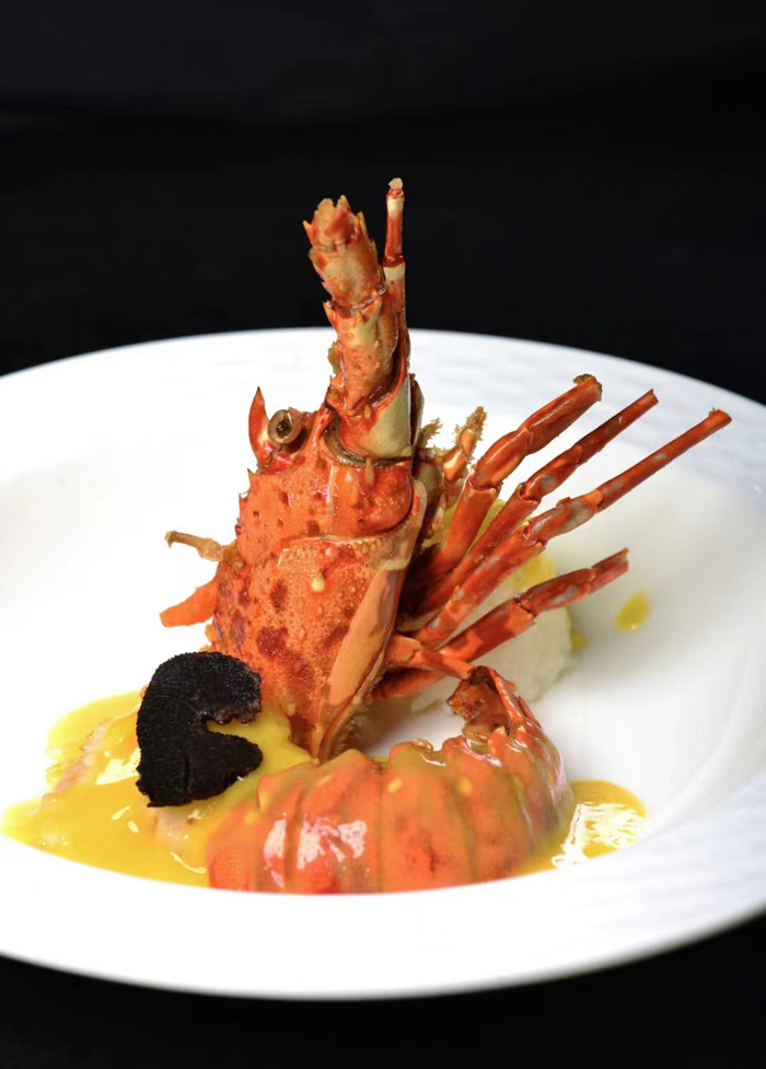 海胆酱烤龙虾配黑松露。