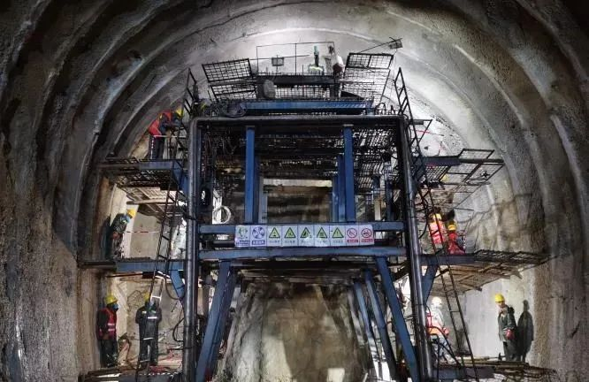 楚雄段2标凤屯隧洞内施工现场