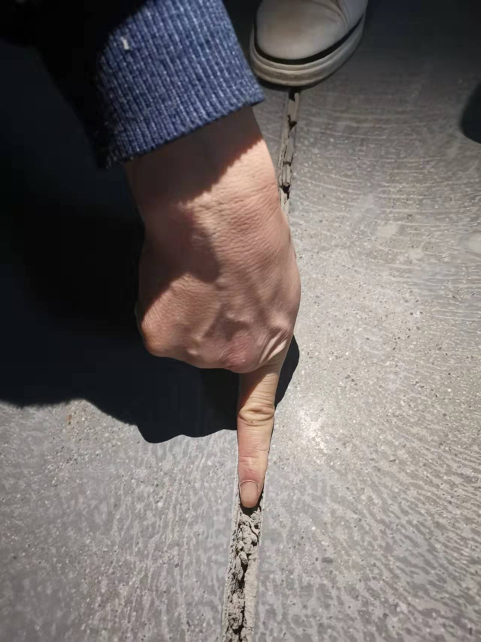 最大的裂缝宽度可放下手指。刘铭/摄