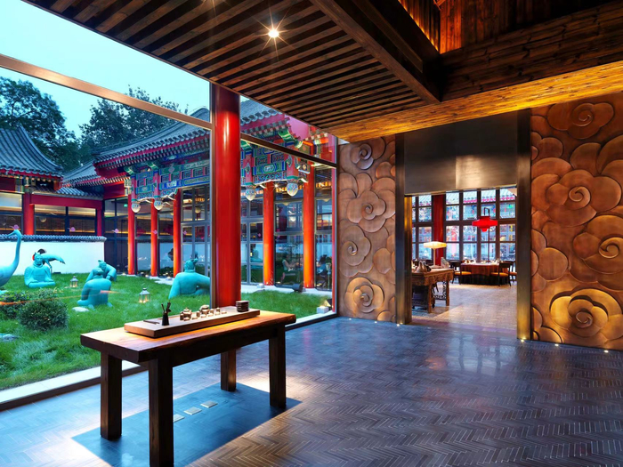 小院里吃烤鸭十分惬意。