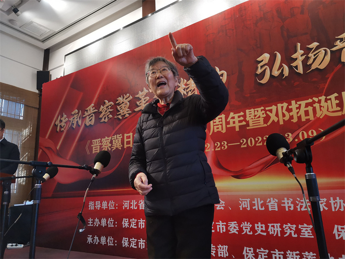 图为邓小岚为现场嘉宾介绍马兰小乐队。  河北日报记者李连成摄