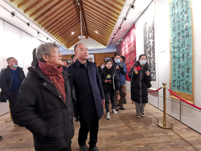 图为邓小岚（左一）参观纪念展览。  河北日报记者李连成摄