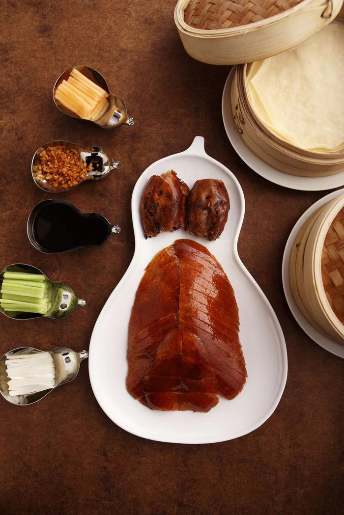 行政总厨李冬为烤鸭调制了独特配料。