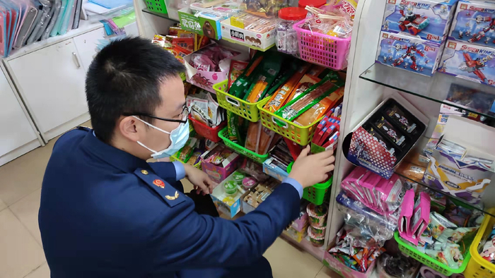 执法人员在文具店检查。蔡瀚森摄