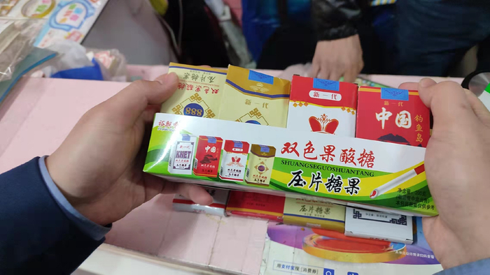 现场查获的香烟造型糖果。蔡瀚森摄