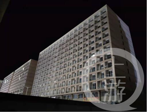 ▲某“园区”网诈员工宿舍楼夜景，有些人被逼跳楼自杀。（图文无关，中柬义工队供图）