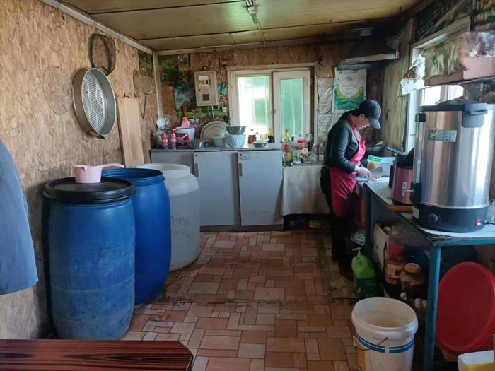 图 | 厨娘在屋内做饭