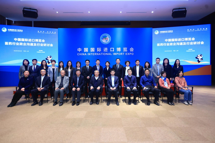 与会领导、嘉宾与参会企业代表合影