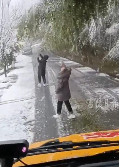 △章国贤老师和随车照管员梁凤桃一起赤手抖雪