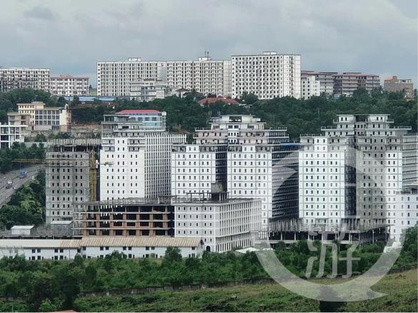 ▲藏匿网络电信诈骗公司的柬埔寨某“园区”远景。（图文无关，中柬义工队供图）