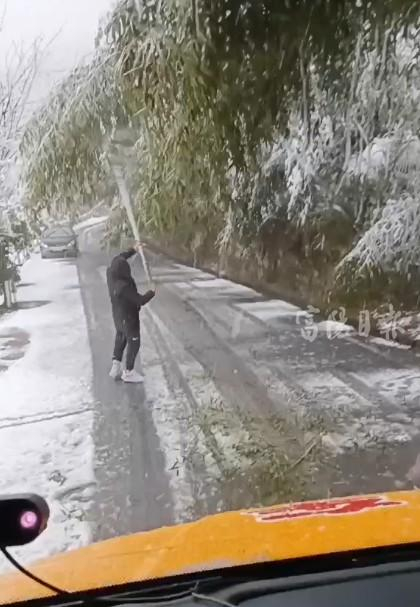 △章国贤老师在打雪