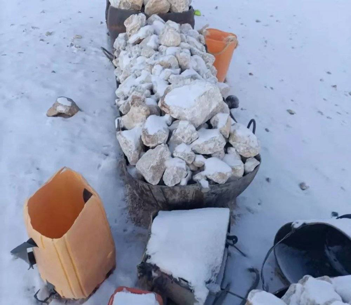 图 | 堆放在料场的矿石